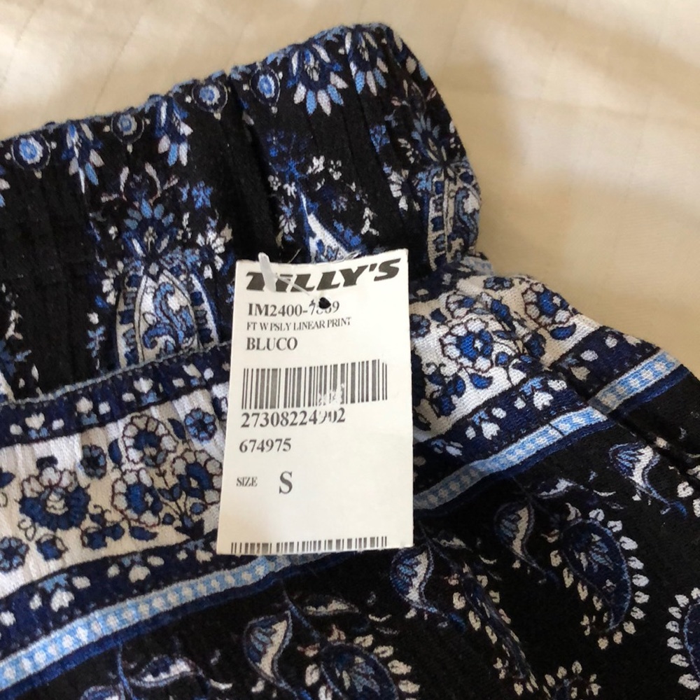 Flowy Patterned Shorts - Picture 2 of 3